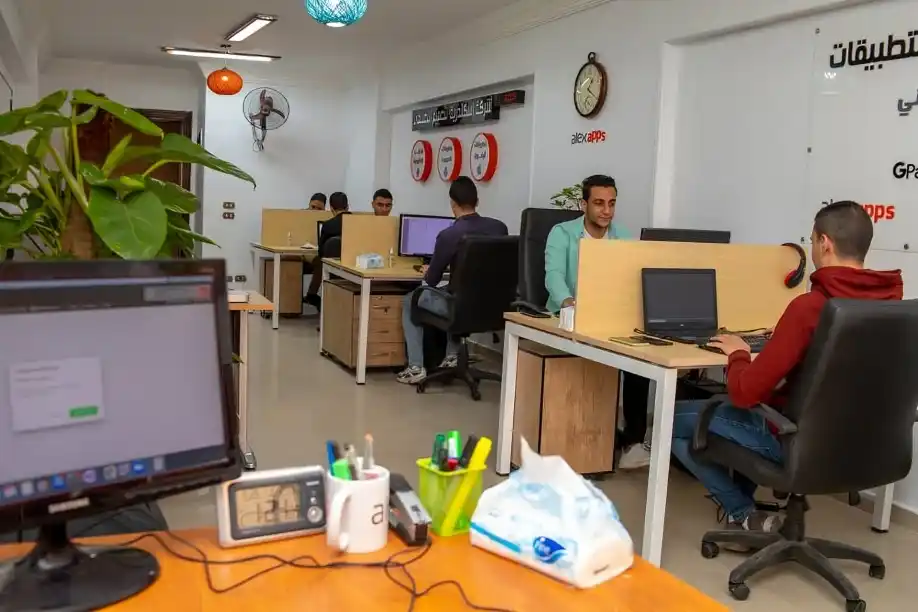 صورة للفريق أثناء العمل